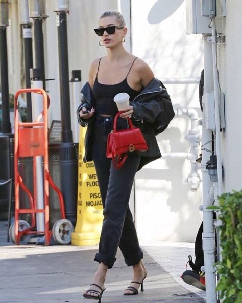 The Best of Hailey Bieber street style wearing red Balenciaga Hourglass bag black tank black jeans sandals oversized leather jacket Celine sunglasses Hailey Baldwin, woahstyle.com Balenciaga Bag Outfit, Red Bag Outfit, Balenciaga Hourglass Bag, Red Balenciaga, Hailey Bieber Outfits, Purse Outfit, Style Désinvolte Chic, Street Style Bags, Bag Outfit