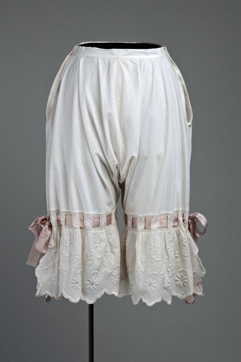 A Stitch in Time ✂️ on Twitter: "Cotton drawers with silk ribbon & embroidery, about 1900 @MuseeMcCordStew #underpinnings #fashionhistory https://t.co/4KDMnIroDc" / Twitter 1900s Fashion, Lingerie Vintage, Livingstone, Period Outfit, Frou Frou, Retro Mode, Antique Clothing, Edwardian Fashion, Historical Costume