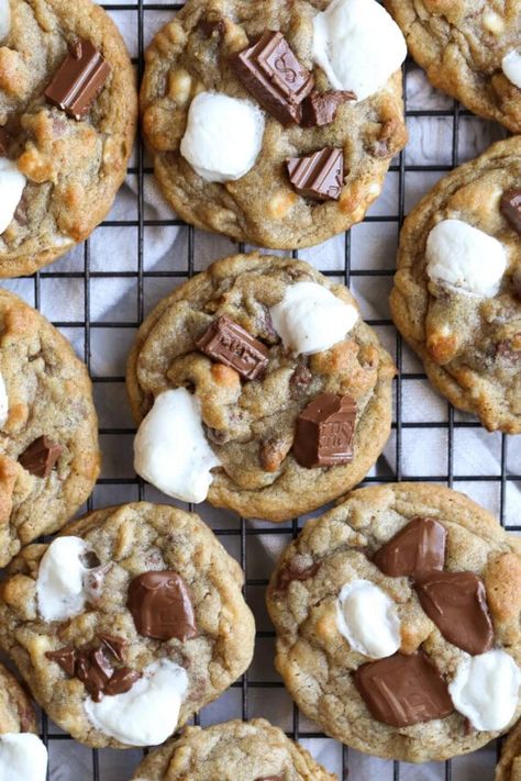 S'MORES COOKIES!!! These easy cookies have all the flavors of the classic campfire treat! They're soft, buttery, chewy cookies made with graham crackers and loaded with milk chocolate and marshmallows! #cookiesandcups #smorescookies #cookierecipe #cookies #smores #smoresrecipe Homemade Smores Cookies, Snore Cookies, Easy Smores Cookies, Smore Cookies Recipe, S’mores Cookie, Very Easy Cookie Recipe, Marshmallow Chocolate Chip Cookies, Camp Treats, Smore Cookies