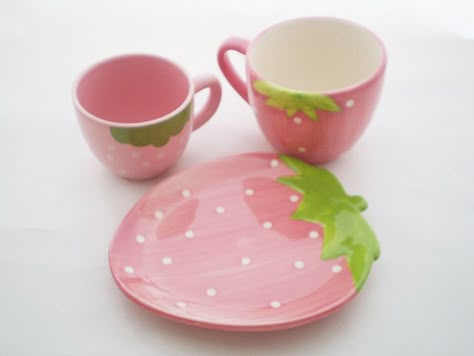 Strawberry kitchenware (by icecream_drops on flickr) Strawberry Dishes, Kawaii Kitchen, Strawberry Stuff, Strawberry Aesthetic, Strawberry Things, Strawberry Love, Kawaii Home, Pink Cups, Strawberry Fields