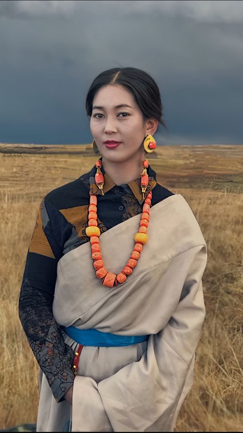 Bhutanese Clothing, Tibet Culture, Tibetan Dress, Cultural Photography, Tibetan People, Chinese Clothing Traditional, Asian Traditional Clothes, Tibetan Culture, Art Photography Portrait