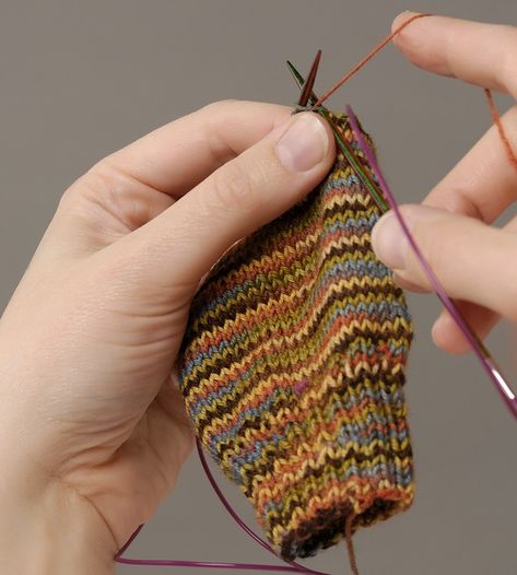 Magic Loop Knitting, Knit Tutorials, Knit Techniques, Knitting Room, Knitting In The Round, Advanced Knitting, Interchangeable Knitting Needles, Knitting Hacks, Simply Knitting