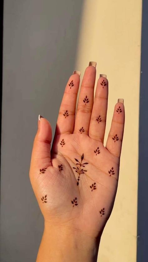 Modern Mehndi Designs Simple, Mehndi Designs Tikki, Aesthetic Mehndi Designs Simple, Tikki Design, Mehndi Designs Modern, Mehandi Simple, Minimal Mehendi Designs, Aesthetic Mehendi, Aesthetic Mehndi Designs