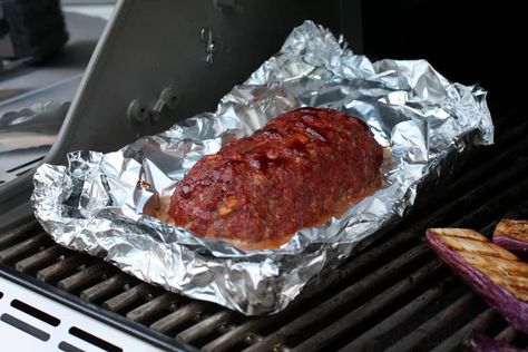 Meatloaf On The Grill, Flavorful Meatloaf, Grilled Meatloaf, Campfire Meals, Bbq Meatloaf, Leftover Meatloaf, Smoked Meatloaf, Charcoal Grilling, How To Cook Meatloaf