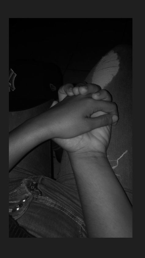 Fake Picture With Boyfriend, Black Couple Selfies Aesthetic, Black Couple Hands Holding, Wallpaper Boyfriend And Girlfriend, Fake Pictures Couple, Black Couple Holding Hands Photo Ideas, Couple Picture Ideas Black People, Black And White Relationships, On The Phone With Bae