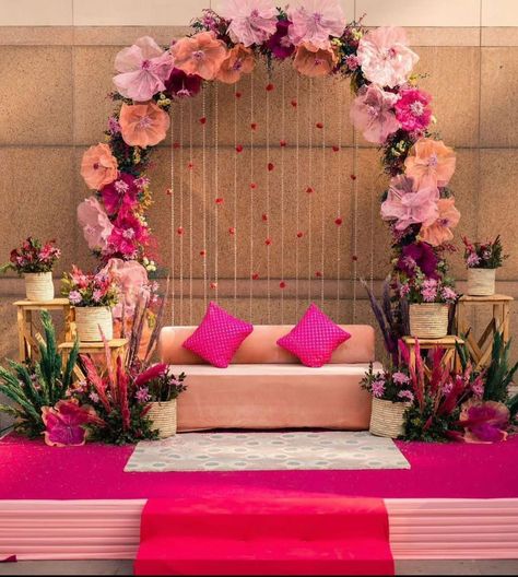 Indoor Mehendi Decor Ideas, Simple Indian Wedding Decorations, Maiyan Decor, Mehandi Decoration Ideas, Indian Sangeet Decor, Mehndi Stage Decoration, Jaggo Decor, Mehendi Backdrop, Mehndi Backdrop