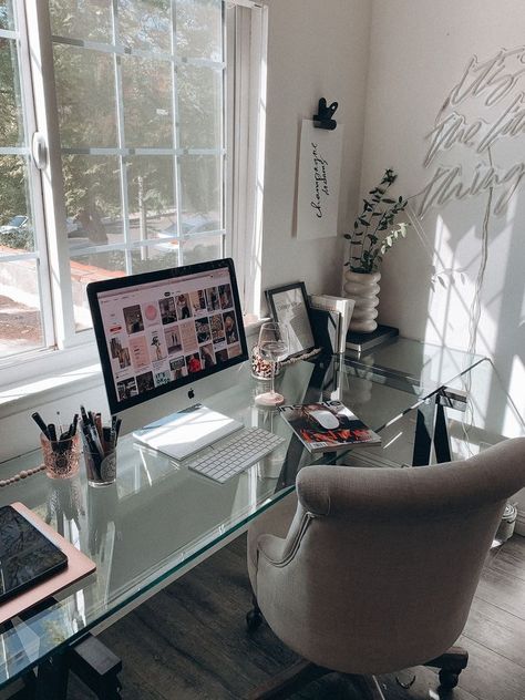 Home Office Aesthetic Vintage, Office Aesthetic Home, Small Business Office Aesthetic, Enterier Ideas, Office Room Aesthetic, Office Finds, Workspace Aesthetic, Office Goals, Los Angeles Graphic