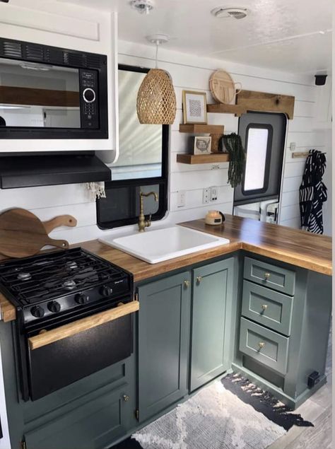 Motorhome Remodel, Beach Hacks Tips And Tricks, Glamper Camper, Rv Interior Remodel, Camper Interior Design, Tiny House Camper, Camper Kitchen, Camper Trailer Remodel, Vintage Camper Remodel