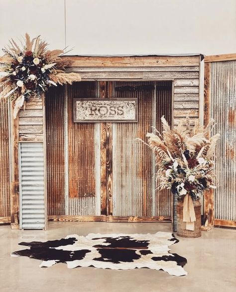 Cowhide Photo Backdrop, Country Photo Booth, Tin Wedding Backdrop, Tin Backdrop Wedding, Western Wedding Entrance, Western Indoor Wedding, Western Wedding Photo Backdrop, Western Wedding Arch Ideas, Country Photo Backdrop