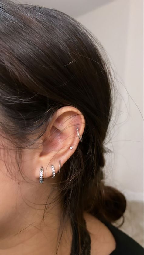 Helix And Orbital Piercing, Auricle Piercing Ideas, Cute Helix Piercing Ideas, Mid Helix Piercing Ideas, Piercings Ear Ideas, Cute Helix Piercing, Lower Helix Piercing, Mid Cartilage Piercing, Low Helix Piercing