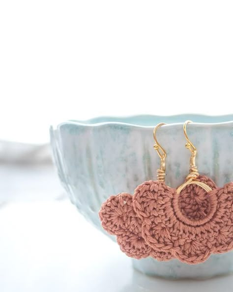 Knitted Flower Pattern, Crochet Tutorial Pattern, Earrings Pattern, Crochet Jewelry Patterns, Crochet Earrings Pattern, Crochet Motif Patterns, Knitted Flowers, Boho Crochet, Earring Patterns