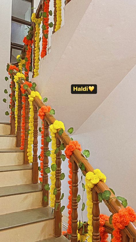 Stairs Decor Ideas For Diwali, Railing Decorations For Diwali, Diwali Decorations At Home Balcony, Diwali Balcony Decoration Ideas, Diwali Gate Decoration, Diwali Stairs Decoration, Diwali Balcony Decoration, Diwali Decoration Lights, Home Flower Decor