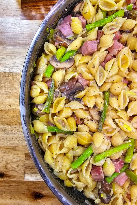 A fantastic #onepotmeal full of ham, leeks, mushrooms and asparagus in a simple creamy parmesan sauce #hampastaprimavera #pastaprimavera #onepandinner #onepotdinner #onepotwonder Mushroom Asparagus, One Pan Dinner Recipes, Week Night Dinners, Ham Pasta, Creamy Parmesan Sauce, Ham Steaks, One Pan Dinner, One Pot Dinners, Pasta Primavera