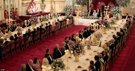 wedding reception head table setup | Lavish: The Queen, at the head of the U-shaped tables, welcomes the ... Banquet Aesthetic, Royal Banquet, Anmer Hall, State Banquet, Theresa May, Isabel Ii, Queen Bedroom, Royal Life, British Monarchy