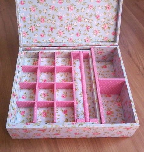 Ideas For Sewing, Fabric Covered Boxes, Cardboard Crafts Diy, Cardboard Box Crafts, Decoupage Ideas, Jewelry Box Diy, Decoupage Box, Quick Crafts, Jewelry Organizer Box