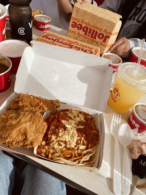 Jollibee Spaghetti Aesthetic, Jollibee Date, Spaghetti Filipino, Jollibee Food, Jollibee Chicken, Chicken Spaghetti, Filipino Food, Freddy Fazbear, Filipino Recipes