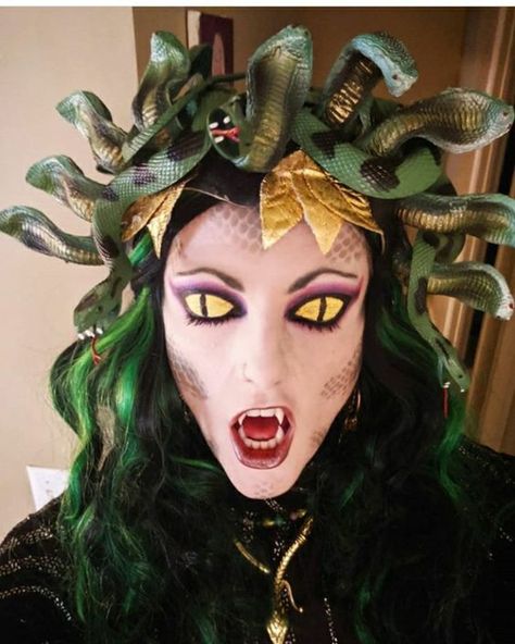 9 Best Medusa Makeup Ideas To Mesmerize This Halloween Medusa Scary Makeup, Poison Ivy Costume Diy Plus Size, Medusa Dress Costume, Medusa Halloween Costumes, Snake Halloween Makeup, Medusa Pumpkin, Medusa Makeup Ideas, Cosplay Medusa, Snake Makeup