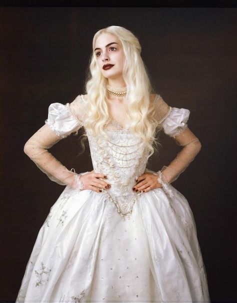 White Queen Alice In Wonderland, White Queen Costume, Queen Alice In Wonderland, Alice In Wonderland Makeup, White Halloween Costumes, Queen Alice, Colleen Atwood, The White Queen, Alice In Wonderland Dress