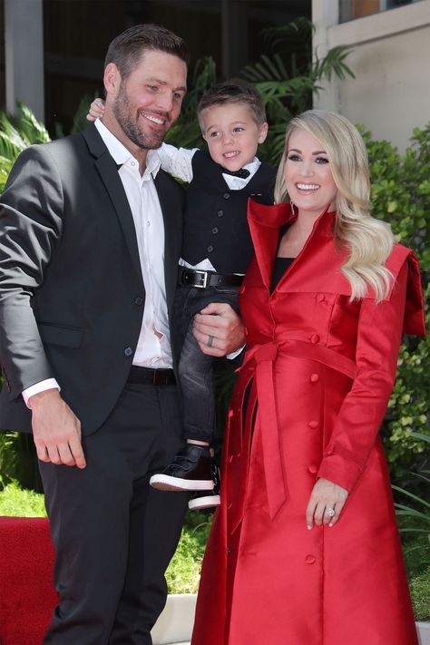 Pregnant Carrie Underwood Thanks Husband and Son at Walk of Fame | PEOPLE.com Red Lipstick Outfits, Carrie Underwood Pregnant, Red Lipstick Outfit, Carrie Underwood Family, Mike Fisher, Carrie Underwood Style, Cute Family Photos, Wear Red Lipstick, Country Music Artists