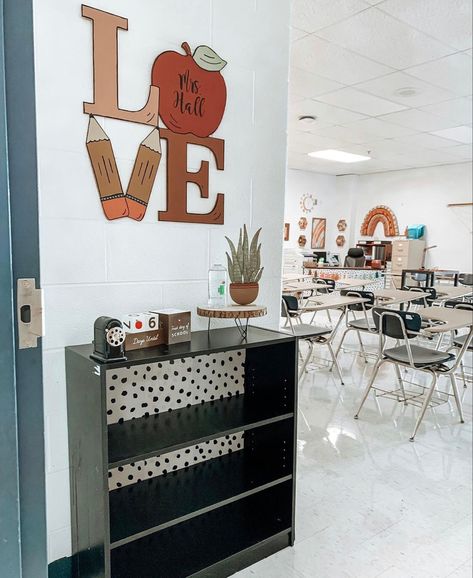 Diy Teacher Decor Classroom Ideas, Cute High School Classroom, Homework Board Classroom, How To Decorate Classroom, Teacher Desk Area Classroom Setup, Entryway Nook, Teacher Desk Areas, Classroom Vibes, Teacher Goals