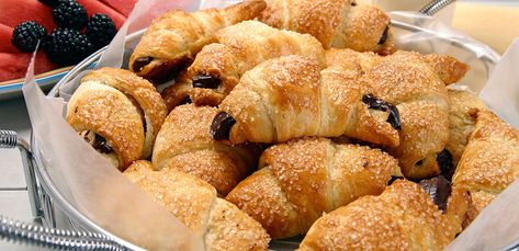 Chocolate Almond Crescent Rolls Almond Desserts, Baking Basics, Crescent Roll Recipes, Almond Paste, Sweet Bakery, Chocolate Almond, Puff Pastry Recipes, Chocolate Almonds, Crescent Rolls