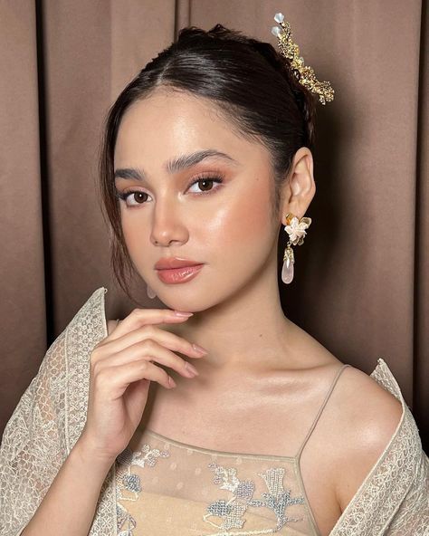 Light Makeup For Graduation Pictorial, Natural Makeup For Graduation Pictures, Fresh Make Up Look For Morena, Peach Make Up Look, Makeup For Debut, Make Up Looks For Graduation, Soft Graduation Makeup, Makeup Graduation Ideas, Graduation Picture Makeup Ideas