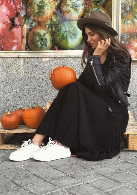 Sara Carbonero y el armario cápsula del invierno en 7 prendas clave - Foto 5 Looks Sara Carbonero, Boho Fall, Autumn Street Style, Slip Skirt, Street Style Looks, Black Skirt, Daily Outfits, Boho Outfits, Fashion Lifestyle