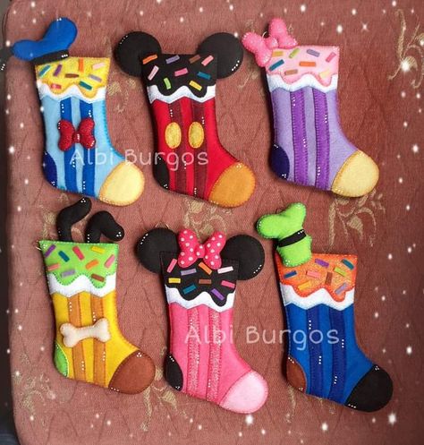 Felt Disney, Disney Christmas Stockings, Disney Christmas Decorations, Christmas Patchwork, Valentines Gift Box, Disney Ornaments, Felt Christmas Ornaments, Disney Diy, Disney Crafts