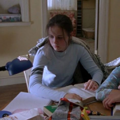 Rory Gilmore Study, Study Like Rory Gilmore, Chilton Rory, Rory Gilmore Aesthetic, Gilmore Aesthetic, Exam Week, Studera Motivation, Gilmore Girls Aesthetic, Studying Motivation