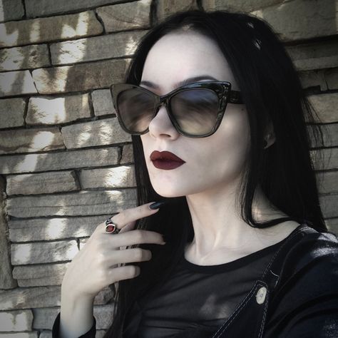 Goth Sunglasses, Aesthetic Sunglasses, Sunglasses Aesthetic, Goth Aesthetic, Dark Beauty, Goth Fashion, Gothic Fashion, Maquillaje De Ojos, Cat Eye Sunglasses