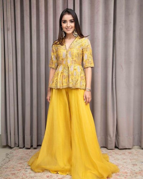 Sundowner Outfits Women, Haldi Outfit For Mother Of Bride, Haldi Dress For Bride Mother, Yellow Dress Outfit Indian, Pithi Outfit Yellow, Haldi Outfits For Women, Haldi Sharara, Unique Haldi Outfits, Haldi Dress Ideas For Sisters