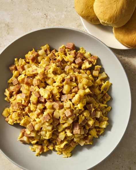 A serving bowl filled with scrambled eggs, chunks of potato, and chunks of spam on a cream textured surface. A pile of pandesal bread is next to it on a small plate Spam And Eggs Breakfast, Spam And Eggs, Spam Recipes, Easy Breakfast Options, Hash Recipe, Eggs Breakfast, Potato Hash, Egg Recipes For Breakfast, Weekend Breakfast