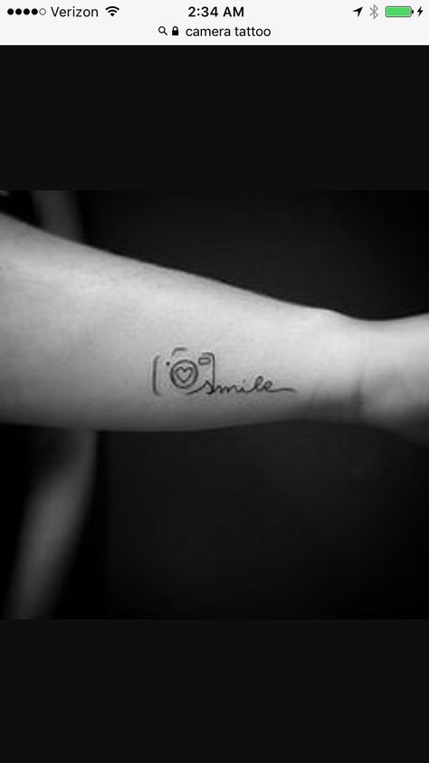 Camera Tattoo On Finger, Camera Tattoo Design, Photographer Tattoo, Camera Tattoos, Smile Tattoo, Tattoo Magazine, Camera Tattoo, Tattoo Photography, Tattoo Feminina