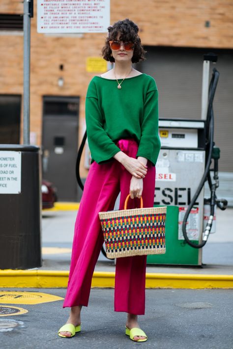 Green And Orange Outfit, Red Green Outfit, Green And Red Outfit, Bright Outfit Ideas, Red And Green Outfit, Yellow Slides, Color Blocking Outfits, New York Fashion Week Street Style, Fashion Week 2018