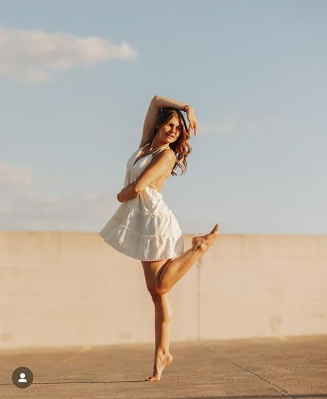 Dance Poses For Pictures Ballet, Dance Poses Non Flexible, Senior Dancer Photography, Dance Senior Photoshoot Ideas, Graduation Ballet Senior Pictures, Cute Dance Poses Picture Ideas, Dance Poses With Skirt, Dance Studio Pictures Photo Shoot, Dance Studio Senior Pictures