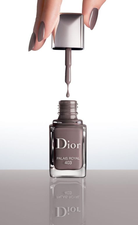 Dior-Vernis-Couture-Effet-Gel-4 Dior Nail Polish, Dior Nails, Nail Polish Bottle, Beauty Products Photography, Latest Makeup, Nail Polish Collection, Classy Nails, Nude Nails, Makeup Collection