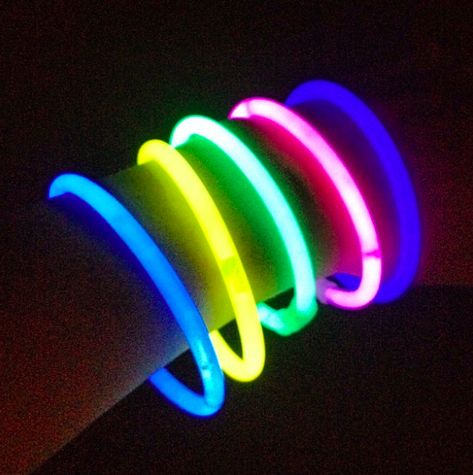 Glow stick bracelets 30 Iconic Fashion Trends That Defined Every '00s School Disco Layered Tank Tops, 2000s Birthday Party Theme, 2000s Party Theme, 2000s Theme Party, 00s Party, Early 2000s Party, School Disco, 2000s Theme, 2000s Party