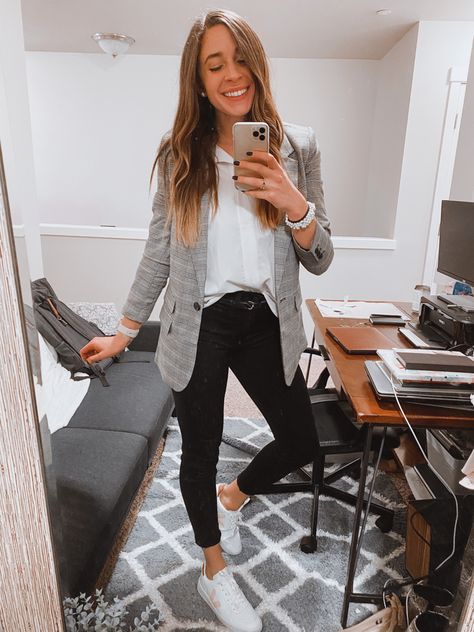 A cute business casual look featuring a long plaid blazer, a white collared shirt, black skinny jeans, and Veja sneakers! Cute Business Casual, Women Work Outfits, Work Outfit Office, Casual Work Outfits Women, Business Attire Women, Cute Work Outfits, Trendy Business Casual, Office Casual Outfit, Blazer White