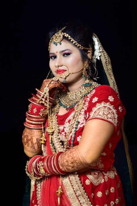 https://www.instagram.com/p/CdYmXbJonYZ/?igshid=YmMyMTA2M2Y= Dulhan Portrait, New Dulhan Pose, Single Pose, शादी की तस्वीरें, Haldi Ceremony Outfit, Indian Bride Poses, Indian Bride Photography Poses, Indian Wedding Poses, Bride Photos Poses