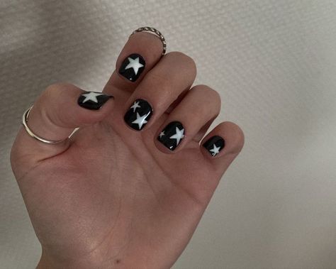 Grunge Short Nails Ideas, Black Nails With Outfit, Black And White Star Acrylic Nails, Black N White Short Nails, Gel Nails Ideas Black And White, Y2k Nails Black Short, Black And White Nails With Stars, White Nails Black Stars, Black White Star Nails