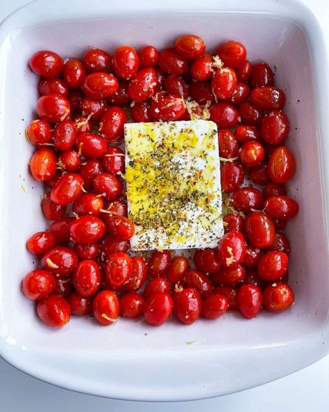 Roasted Tomatoes And Feta, Recept Pasta Oven, Tomato And Feta Pasta, Everything Delish, Summer Supper, Roasted Tomato Pasta, Tomato And Feta, Feta Recipe, Baked Feta Pasta