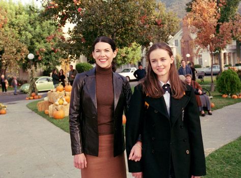 Sound The Alarm, \ Gilmore Girls Fashion, Lorelei Gilmore, Gilmore Girls Outfits, Gilmore Girls Quotes, Gilmore Girls Seasons, Lorelai Gilmore, I Love Cinema, Style Inspiration Fall, Rory Gilmore