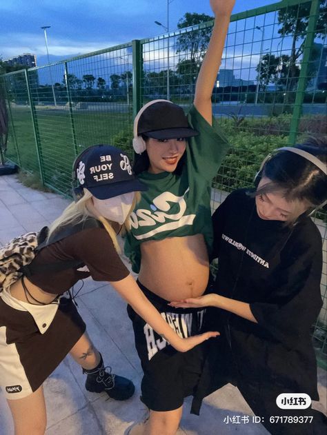 Pregnant Friend Aesthetic, Uzzlang Pregnant Couple, Pregnant Best Friends Aesthetic, Asian Family Photo, Yn Pregnant, Pregnant Couple Aesthetic, Korean Pregnant, Ulzzang Friends, Pregnant Best Friends