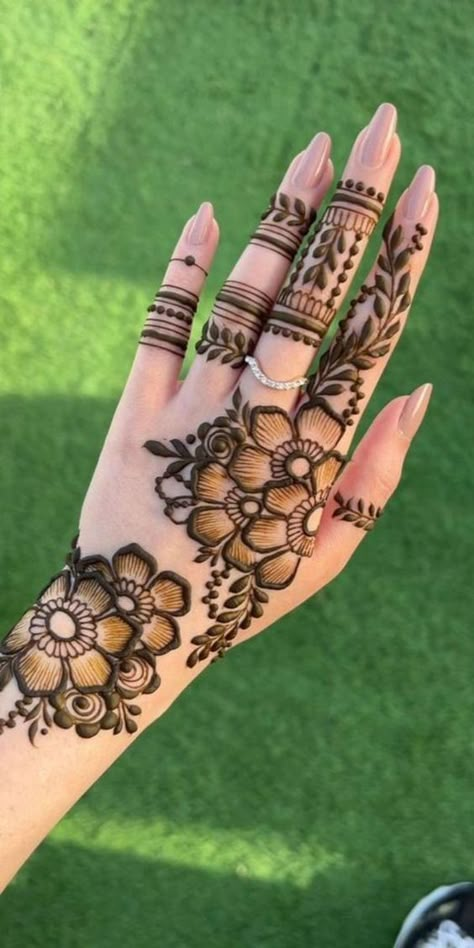 Fashion: #fashion, #style, #outfitinspiration, #beauty Glowup Checklist, Mehandi Ideas, Cone Designs, Front Mehndi, Henna Tattoo Design, Beautiful Simple Mehndi Design, Henna Flower Designs, Palm Mehndi Design, Simple Arabic Mehndi Designs