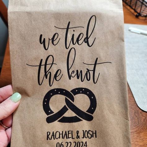 Pretzel Wedding Favor Bags, We Tied the Knot Bags, Pretzel Bar Ideas, Kraft Pretzel Bags, Rustic Wedding Favor Bags - Etsy Pretzel Bar Wedding, Pretzel Bar Ideas, We Tied The Knot Pretzel, Pretzel Wall, Pretzel Wedding, Wedding Pretzels, Pretzel Bar, Knot Bags, Pretzel Bags