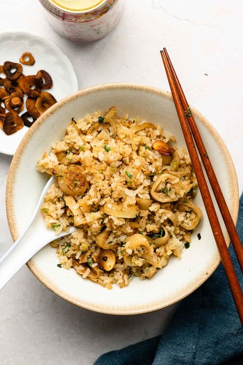 Japanese Garlic Gyoza Fried Rice - Okonomi Kitchen Use Leftover Rice, Okonomi Kitchen, Gluten Free Dumplings, Japanese Fried Rice, Vegan Fried Rice, Asian Side Dishes, Garlic Fried Rice, Vegan Asian Recipes, Making Fried Rice