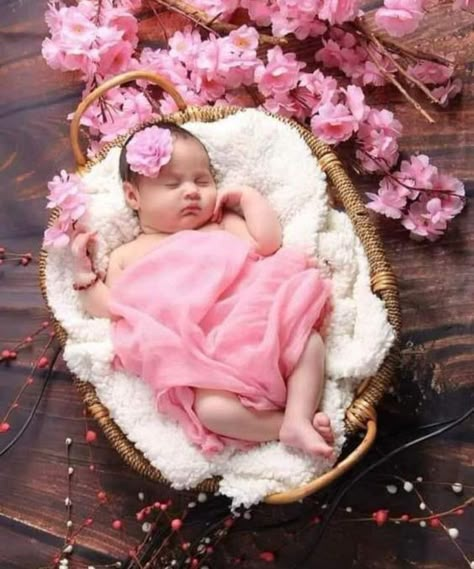 Baby Photo Shoot Ideas, Monthly Baby Pictures, Baby Photoshoot Ideas, Monthly Baby Photos, Newborn Baby Tips, Pink Newborn, Baby Photo Shoot, Baby Pic