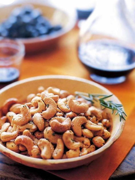 Barefoot Contessa Rosemary Cashews Recipe Rosemary Cashews, Lemon Roasted Chicken, Cashew Recipes, Barefoot Contessa Recipes, Bolognese Sauce Recipe, Thanksgiving Appetizer Recipes, Ina Garten Recipes, Roasted Cashews, Nut Recipes