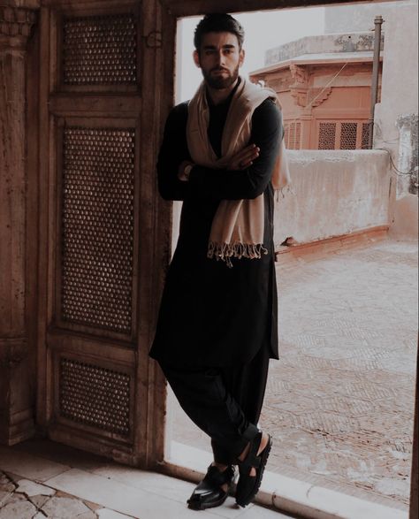 Men Wedding Guest Outfit Indian, Kurta Photoshoot Ideas Men, Guys In Kurta Aesthetic, Traditional Indian Men Aesthetic, Black Kurta Poses For Men, Desi Boy Aesthetic Kurta, India Fashion Men, Men Aesthetic Outfits, Indian Male Model