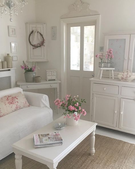 ♡༻The Solitary Magpie Shabby Chic Living Room Vintage, Shabby Chic Interior Design, Chic Living Room Decor, Living Room Vintage, Pastel Home Decor, Hot Outside, Shabby Chic Living, Pink Living Room, Shabby Chic Living Room